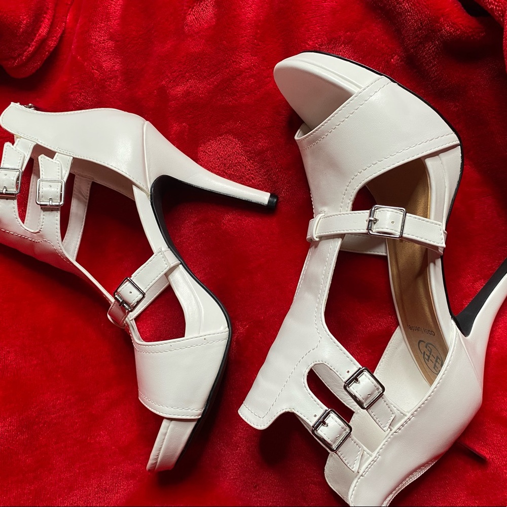 White daisy fuentes heel size 9.5